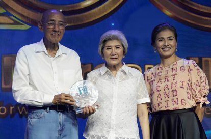 Jimmy and Belen Lim, with Leilani Lim-Tan, holding an award